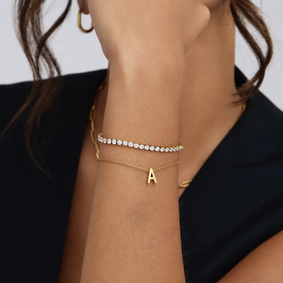 Zierliches Initial Charm Armband