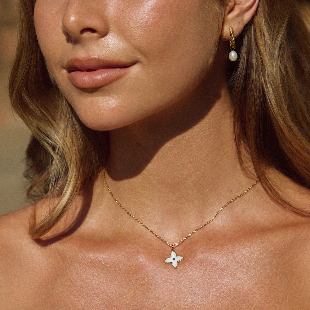 Weißer Blütenblatt-Halskette