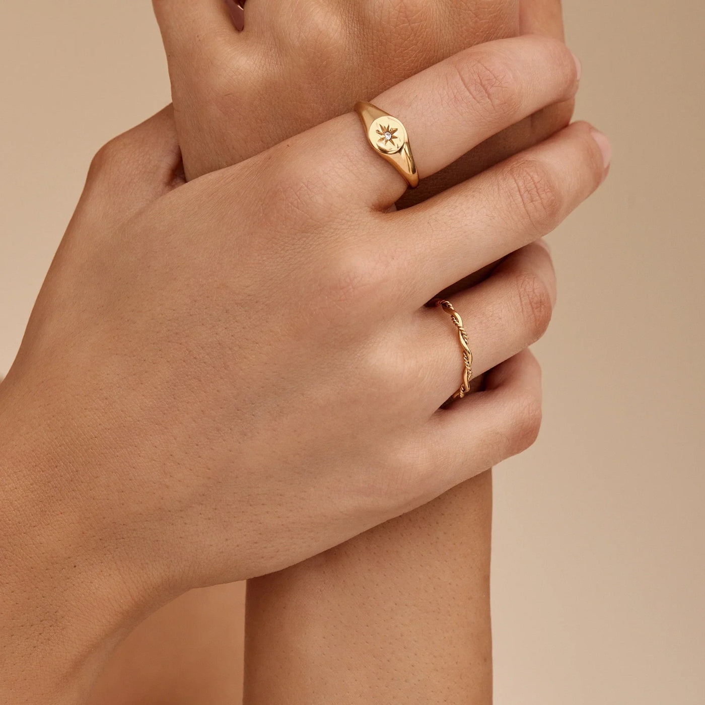 Zierlicher Doppel-Twist-Ring