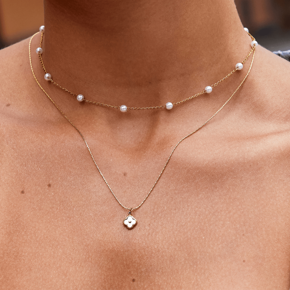 Weißes Blumenanhänger-Halskette