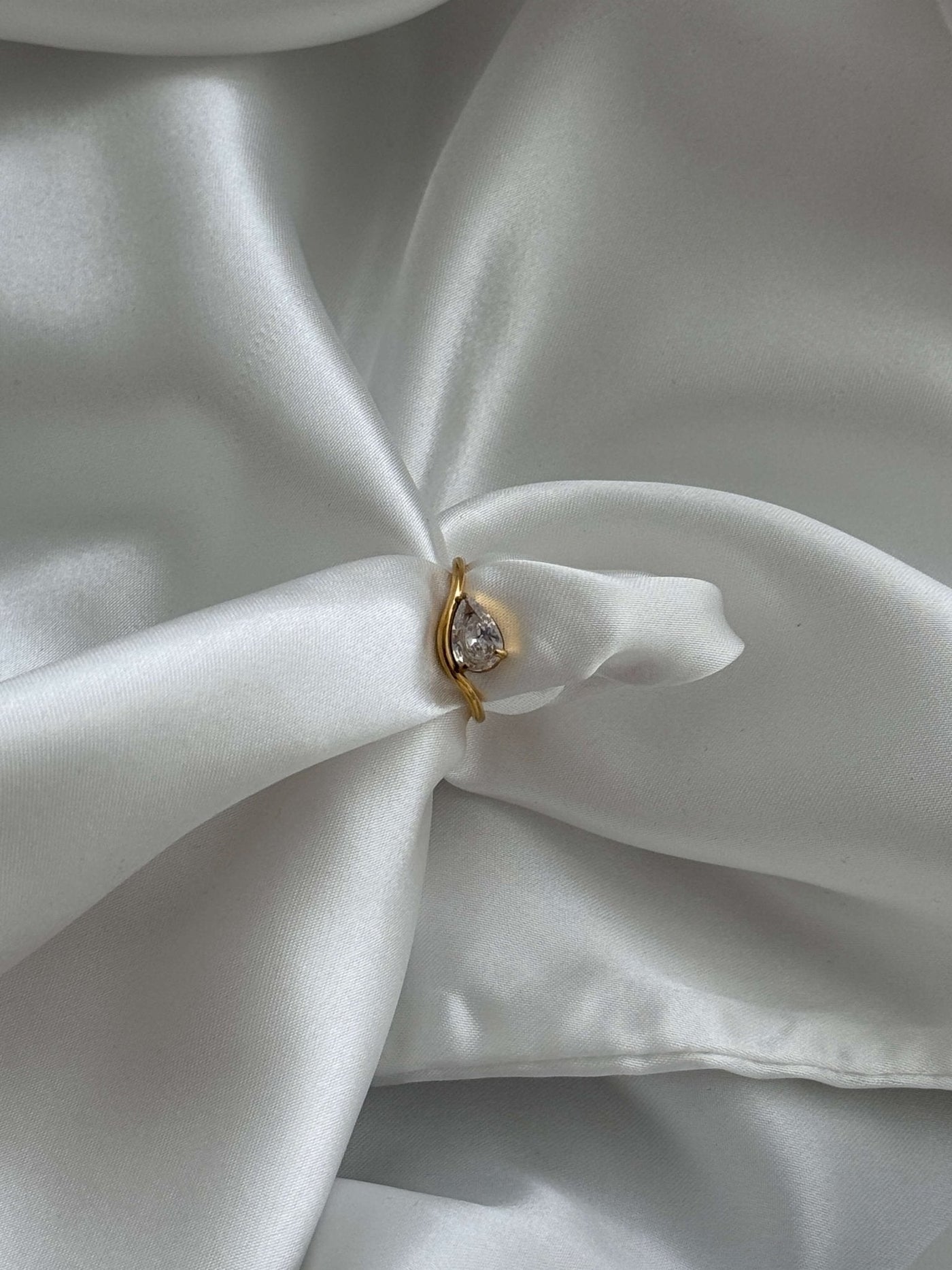 Zarina Tropfenförmiger Zirkonia Bandring